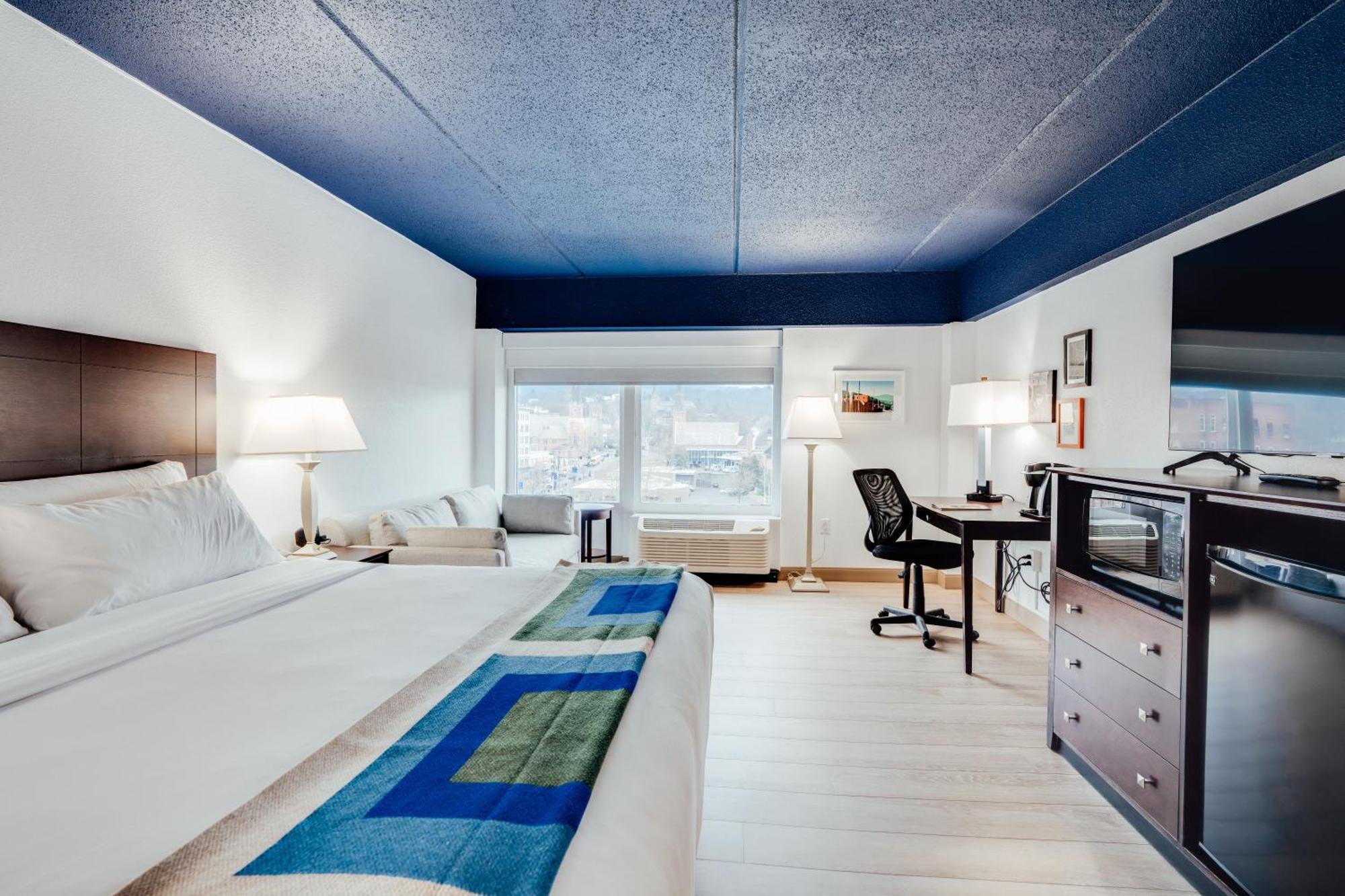 Hotel Downstreet, Ascend Hotel Collection Норт Адамс Екстериор снимка