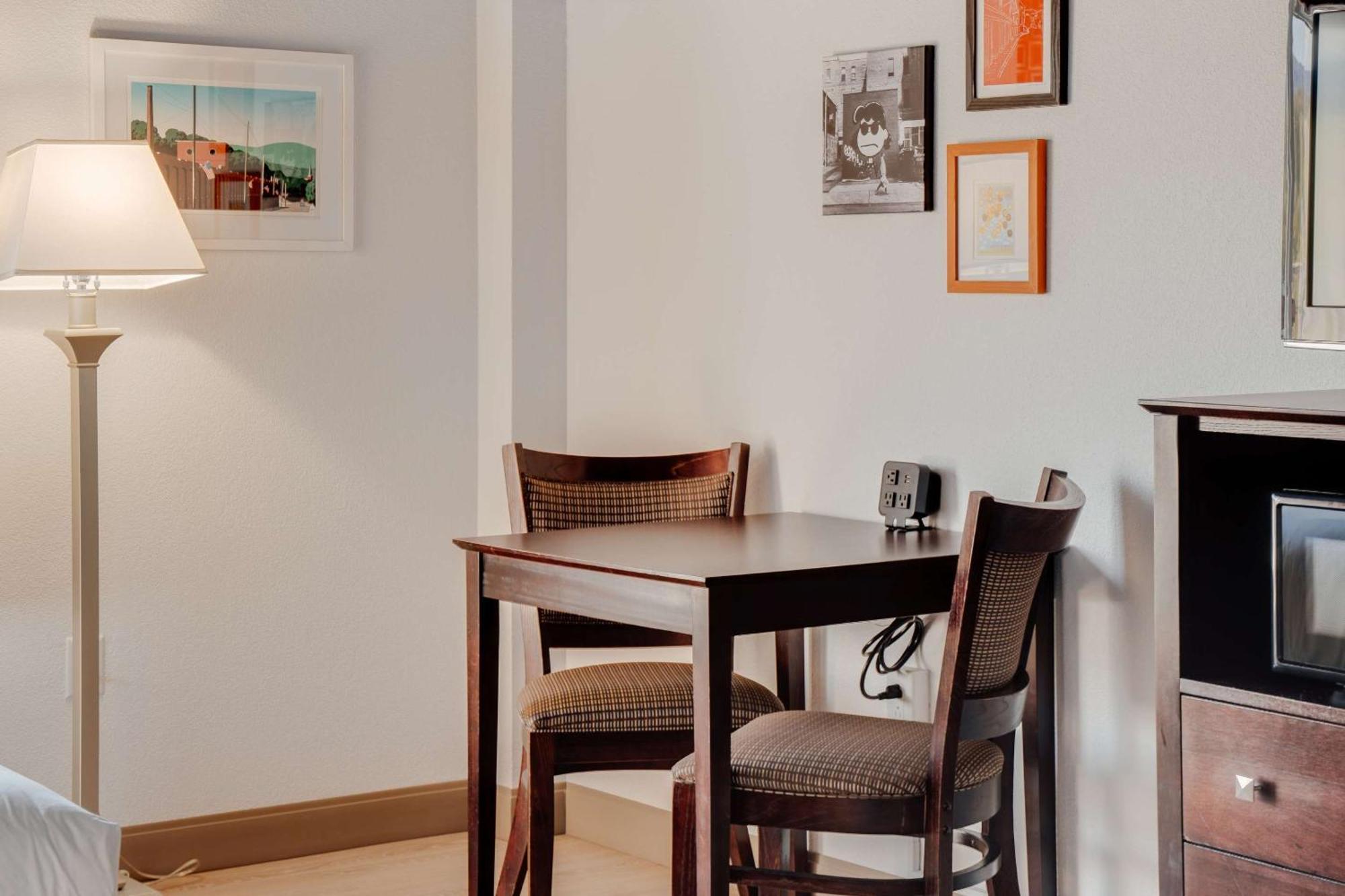 Hotel Downstreet, Ascend Hotel Collection Норт Адамс Екстериор снимка