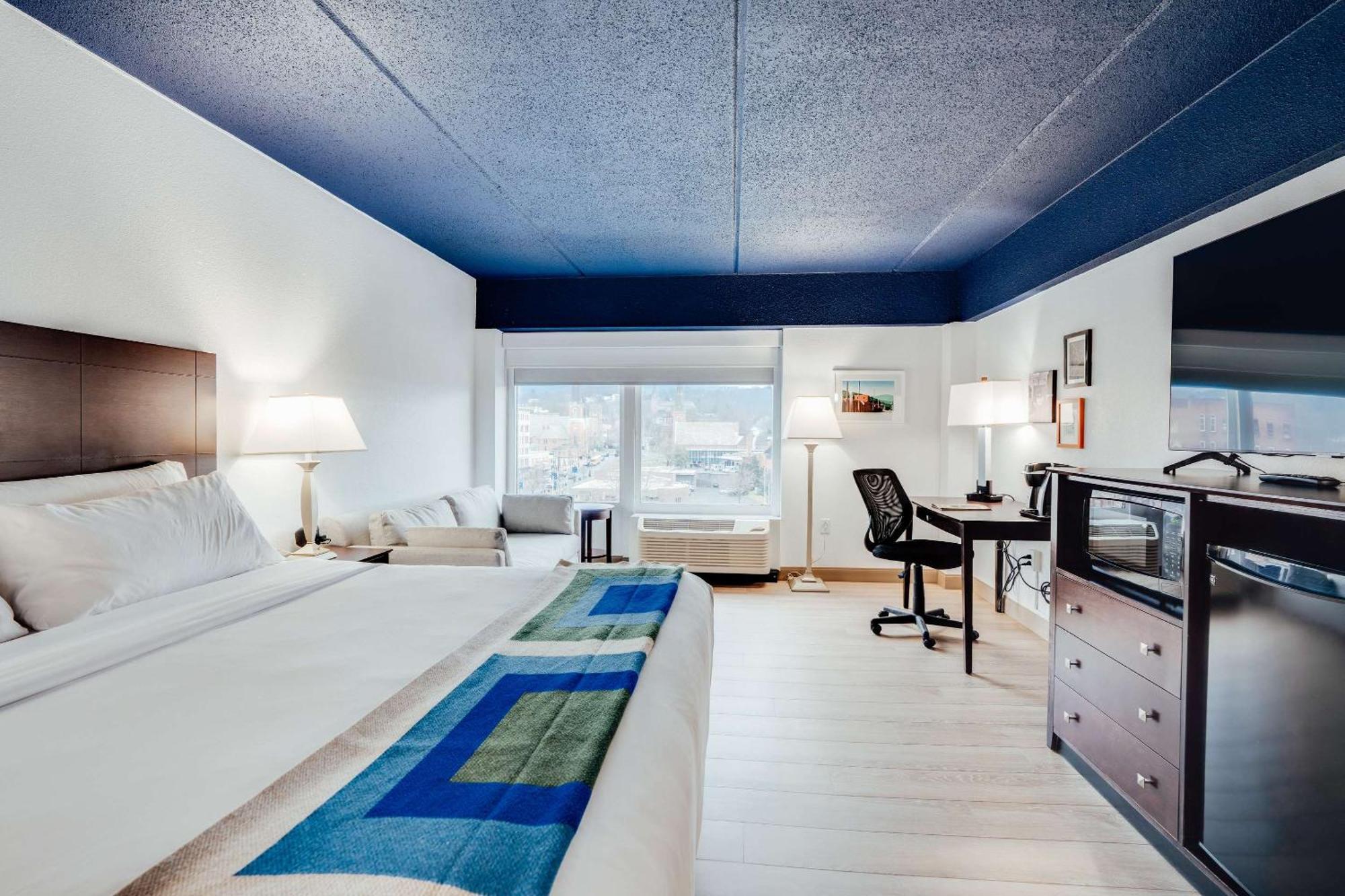 Hotel Downstreet, Ascend Hotel Collection Норт Адамс Екстериор снимка
